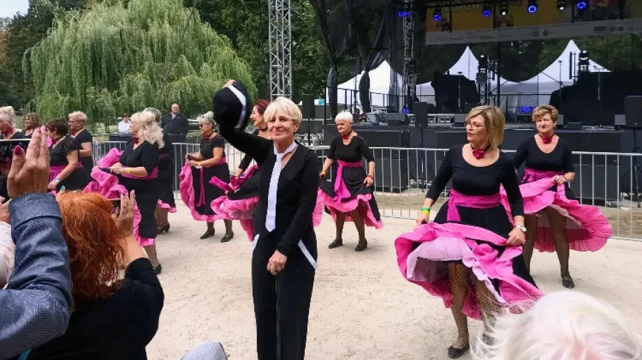 Tańce, śpiew i kolorowy marsz! Seniorzy z Ostrowi podbili stolicę (zdjęcia)