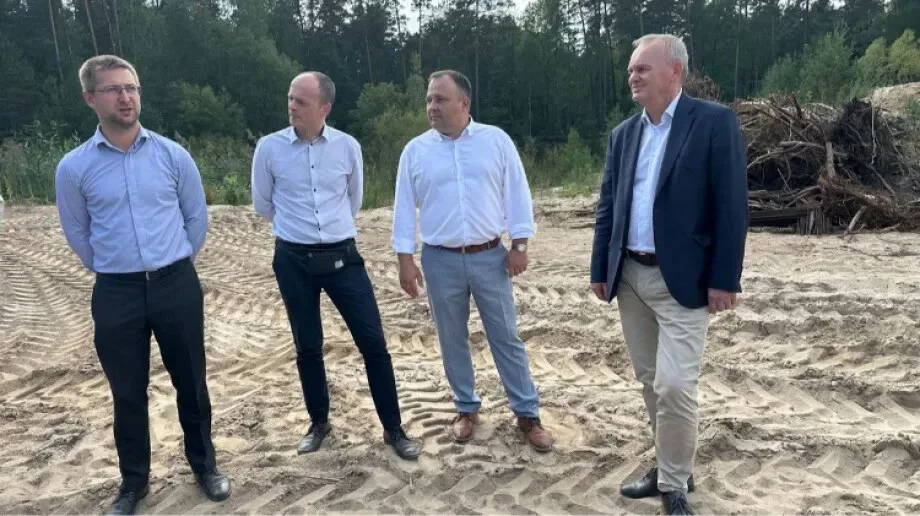 Milionowa inwestycja w Bogutach-Piankach. Zarząd Powiatu z wizytą na placu budowy (zdjęcia)