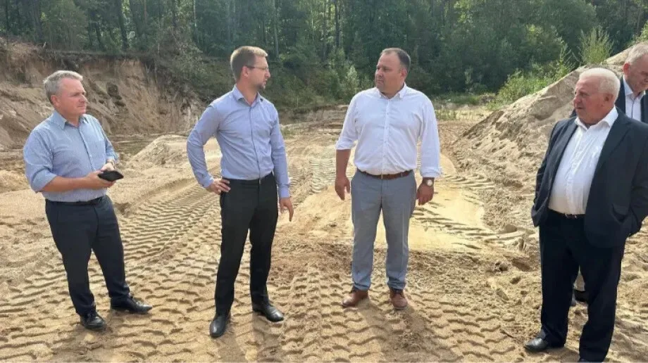 Milionowa inwestycja w Bogutach-Piankach. Zarząd Powiatu z wizytą na placu budowy (zdjęcia)