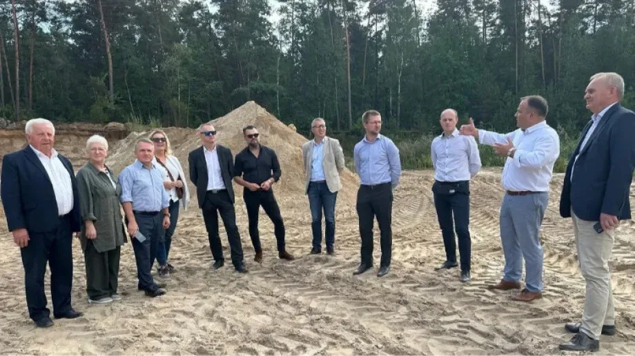 Milionowa inwestycja w Bogutach-Piankach. Zarząd Powiatu z wizytą na placu budowy (zdjęcia)