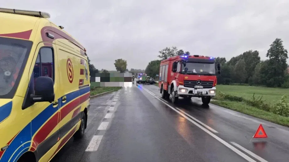 Zderzenie dwóch pojazdów w Chmielewie. Jedna osoba trafiła do szpitala (zdjęcia)