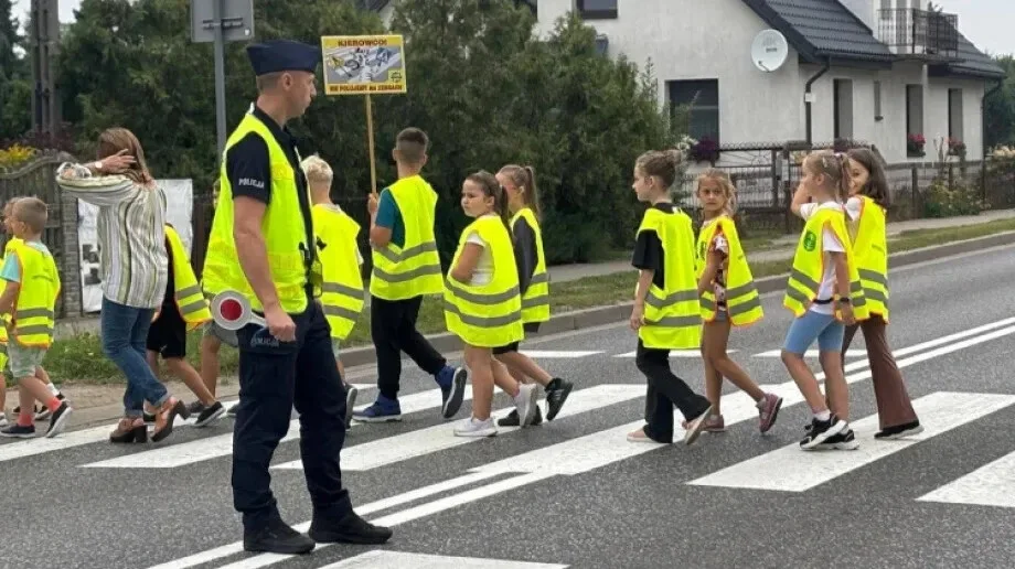 Tabliczki, uśmiechy i ważny przekaz. Dzieci edukują kierowców (zdjęcia)