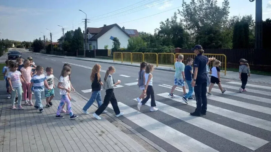 Tabliczki, uśmiechy i ważny przekaz. Dzieci edukują kierowców (zdjęcia)