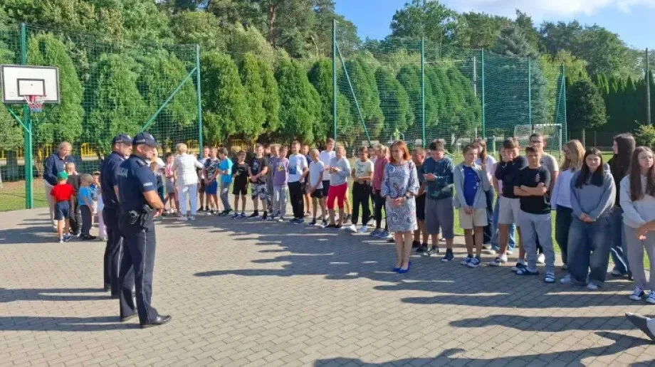 Tabliczki, uśmiechy i ważny przekaz. Dzieci edukują kierowców (zdjęcia)