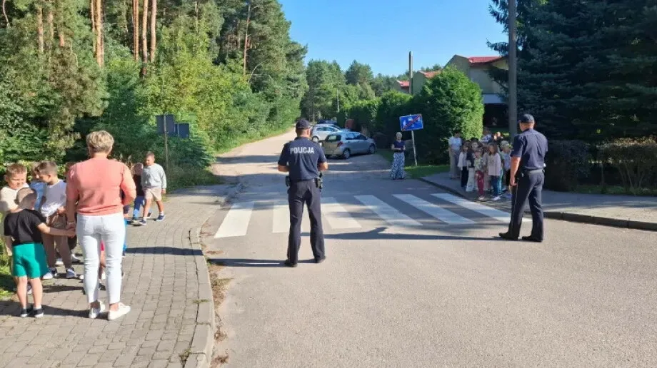 Tabliczki, uśmiechy i ważny przekaz. Dzieci edukują kierowców (zdjęcia)