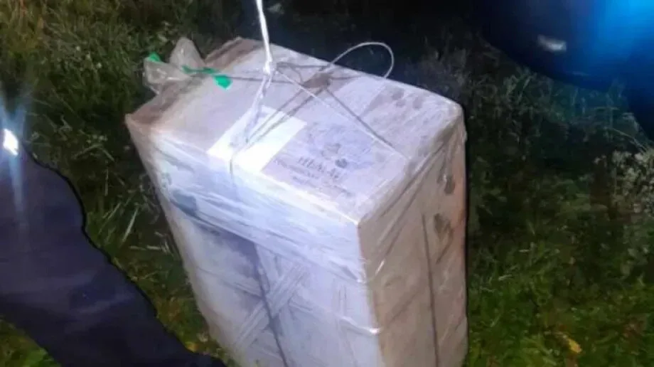 Nietypowy przemyt pod Ostrowią. Balon niósł 30 tysięcy sztuk papierosów (zdjęcia)