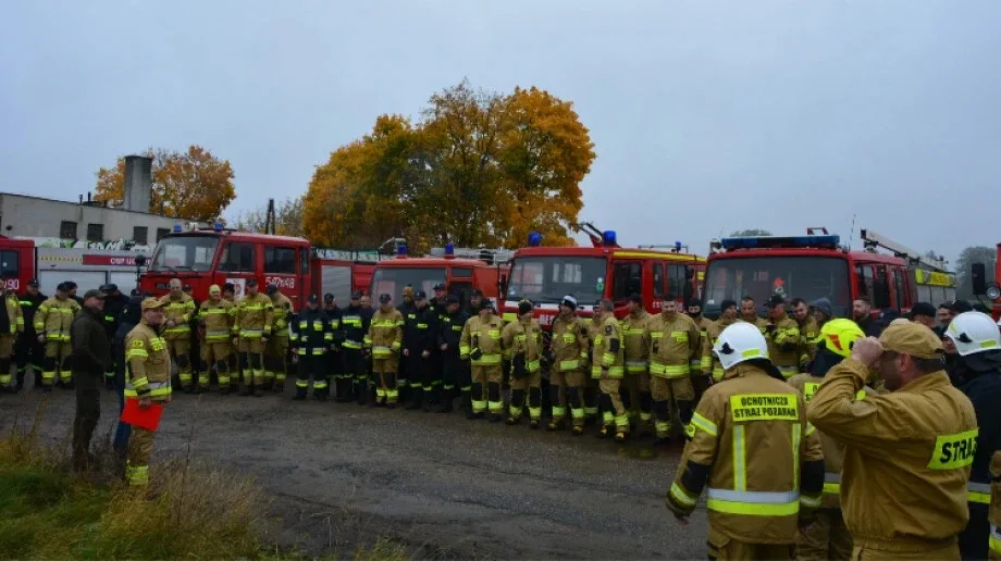 Harwester w płomieniach. Strażacy z gminy Ostrów działali w lesie (zdjęcia)