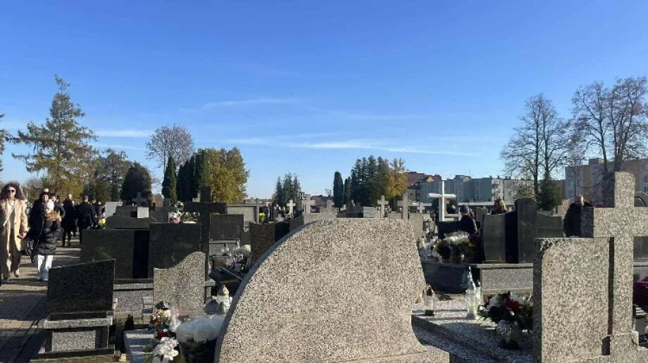 1 listopada na cmentarzu parafialnym w Ostrowi Mazowieckiej. Dzień pełen zadumy i pamięci (zdjęcia)