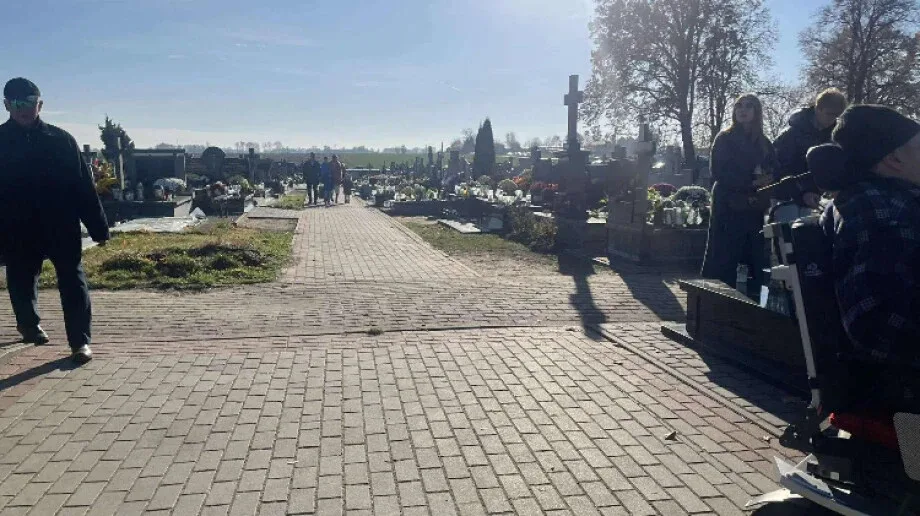 1 listopada na cmentarzu parafialnym w Ostrowi Mazowieckiej. Dzień pełen zadumy i pamięci (zdjęcia)