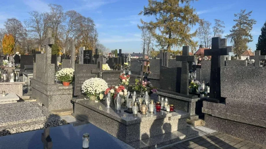1 listopada na cmentarzu parafialnym w Ostrowi Mazowieckiej. Dzień pełen zadumy i pamięci (zdjęcia)