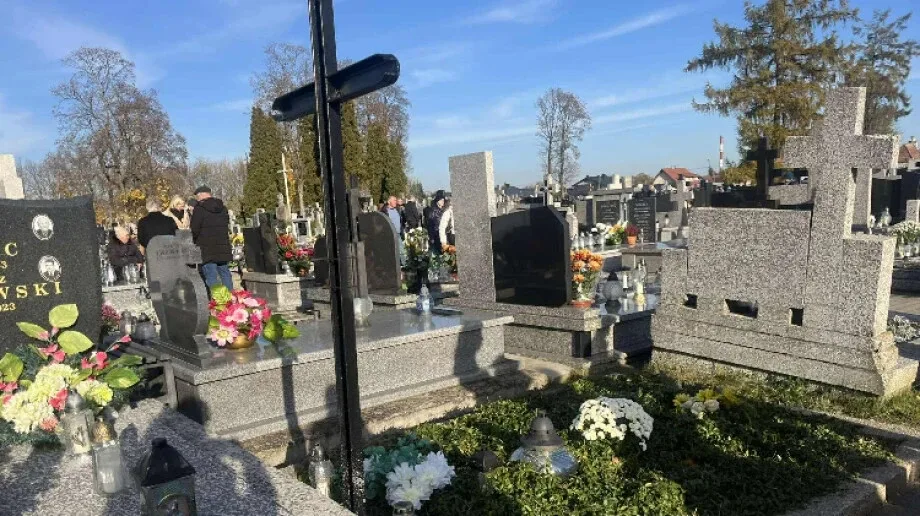 1 listopada na cmentarzu parafialnym w Ostrowi Mazowieckiej. Dzień pełen zadumy i pamięci (zdjęcia)