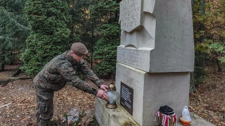 Terytorialsi z Komorowa odwiedzają cmentarze i miejsca pamięci - Ruszyła akcja "Żołnierska pamięć" (zdjęcia)