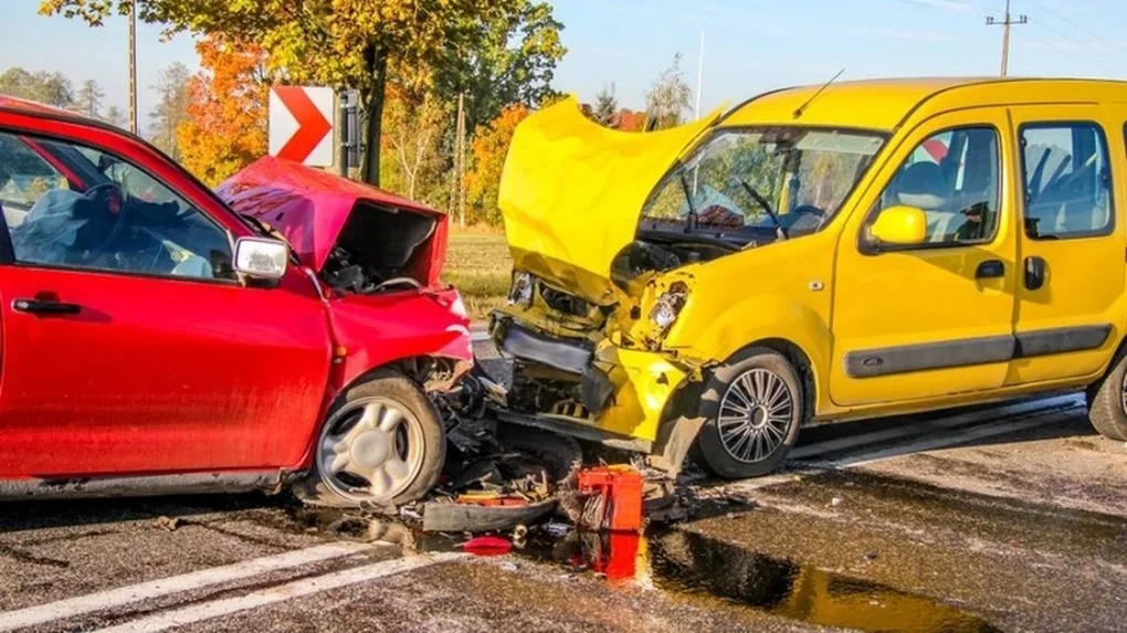 Zderzenie dwóch aut. Trzy osoby w szpitalu (zdjęcia)