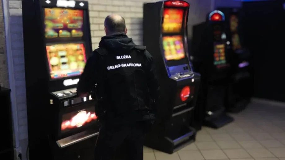 Cztery salony hazardowe zlikwidowane przez KAS. Zabezpieczono automaty i gotówkę (zdjęcia)
