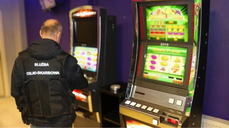 Cztery salony hazardowe zlikwidowane przez KAS. Zabezpieczono automaty i gotówkę (zdjęcia)