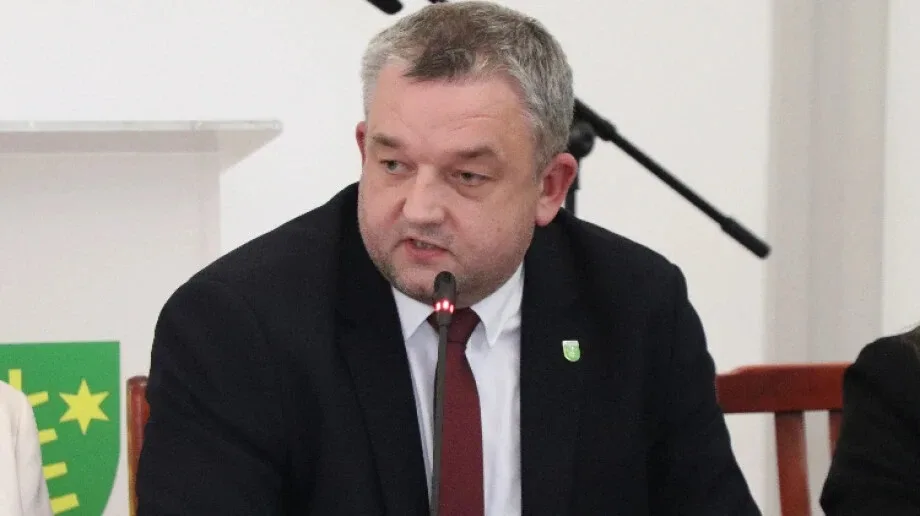 Radny Pałys grzmi: "Czy strategią miasta będzie wyprzedaż wszystkiego, co się da?", a burmistrz ogłasza przetargi na sprzedaż dwóch zabytkowych budynków