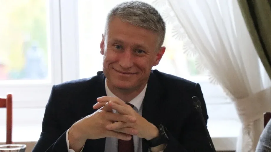 Radny Pałys grzmi: "Czy strategią miasta będzie wyprzedaż wszystkiego, co się da?", a burmistrz ogłasza przetargi na sprzedaż dwóch zabytkowych budynków