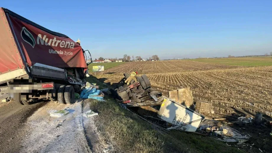 Zderzenie dwóch ciężarówek pod Ostrowią. Jedna w rowie, kierowca w szpitalu (zdjęcia)