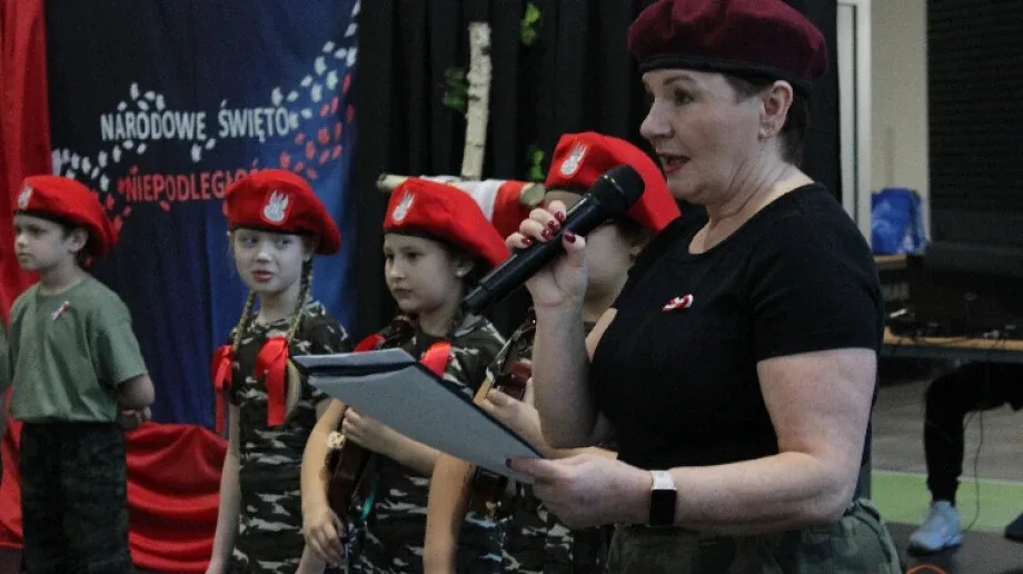 Uczniowie podkreślili znaczenie patriotyzmu w pięknym montażu słowno-muzycznym (zdjęcia)