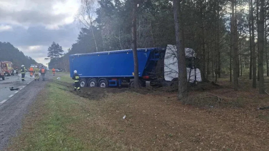 Wypadek na DK60 w pobliżu Sielca - zderzenie osobówki z ciężarówką