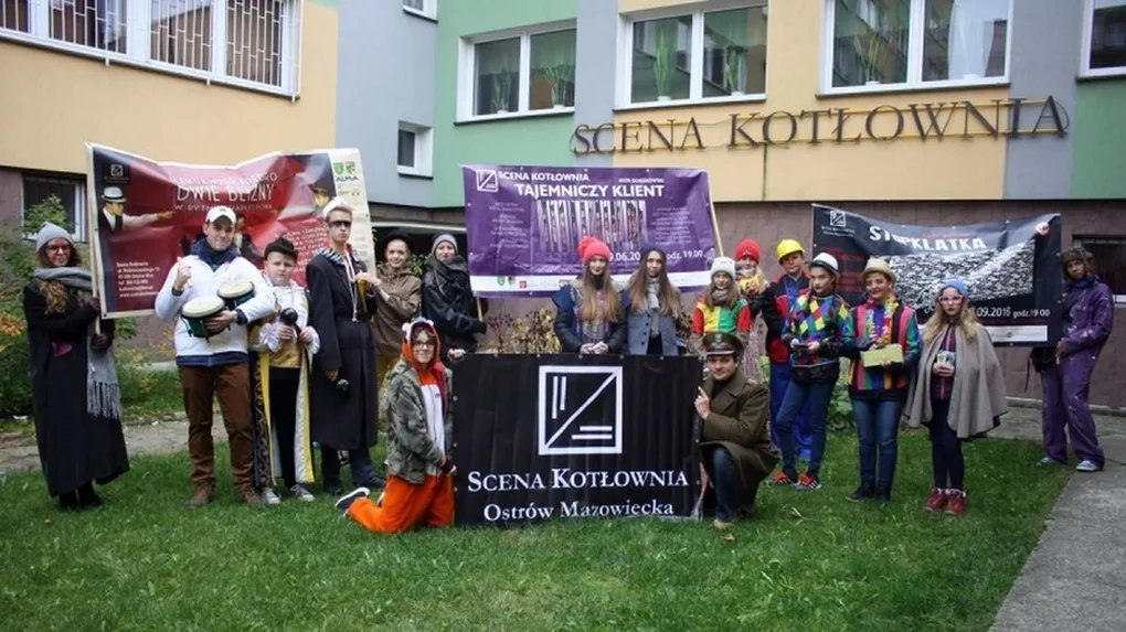 Przemarsz młodych aktorów ulicami miasta (zdjęcia)