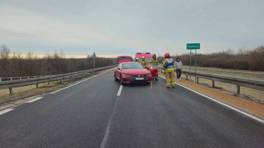 Kolizja na drodze wojewódzkiej nr 627. Auto wpadło na przeciwny pas (zdjęcia)