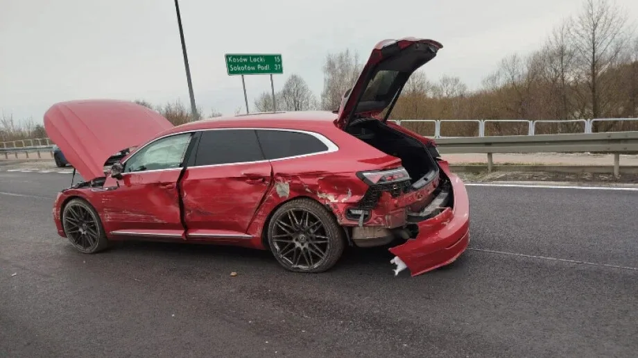 Kolizja na drodze wojewódzkiej nr 627. Auto wpadło na przeciwny pas (zdjęcia)