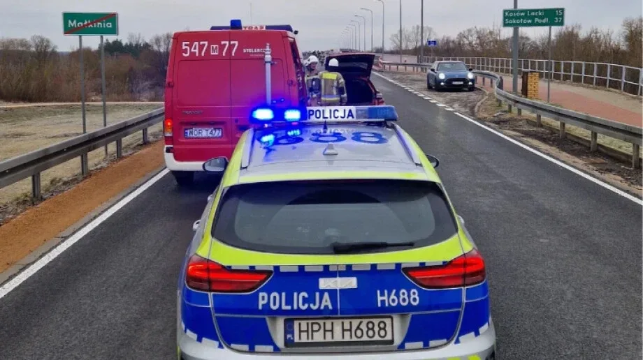 Kolizja na drodze wojewódzkiej nr 627. Auto wpadło na przeciwny pas (zdjęcia)