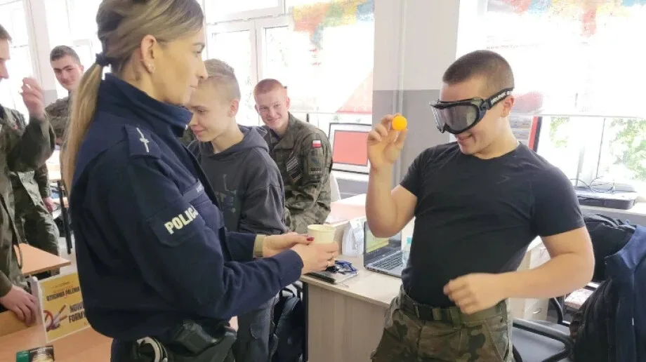 Profilaktyka uzależnień w ostrowskiej szkole. Policja i specjaliści ostrzegają młodzież (zdjęcia)