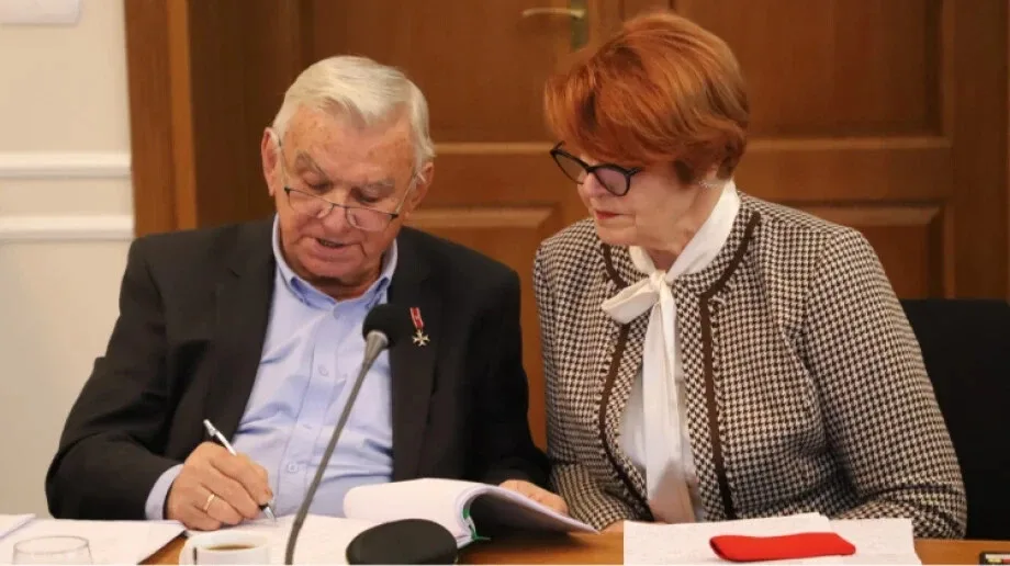 "Czy pan ma przyzwoitość samorządowca? Stawia się dyżury aptek, a obok podwyżkę dla starosty" - gorąca kłótnia o maksymalne wynagrodzenie starosty