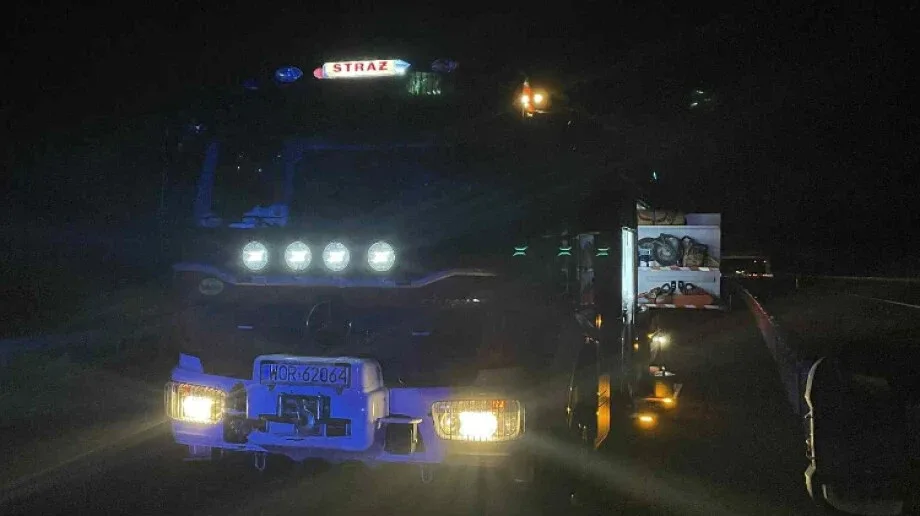 Zderzenie osobówki z busem na trasie S8. Interweniowały służby ratunkowe (zdjęcia)