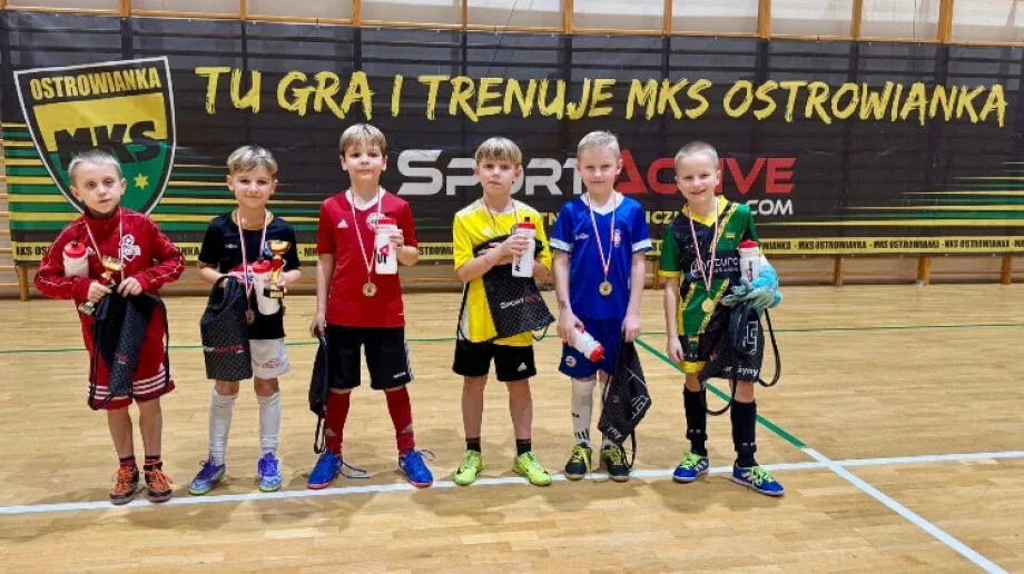 Turniej Mikołajkowy 2025! Młodzi piłkarze walczyli na hali MOSiR (zdjęcia)