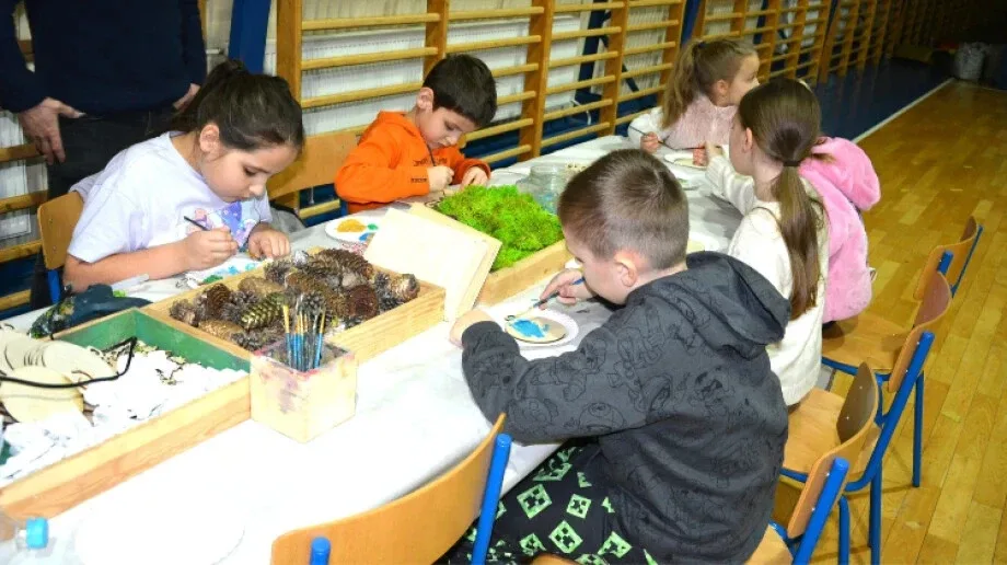 Świąteczne spotkanie mieszkańców gminy Ostrów Mazowiecka. Jasełka, kolędowanie i wizyta Świętego Mikołaja (zdjęcia)