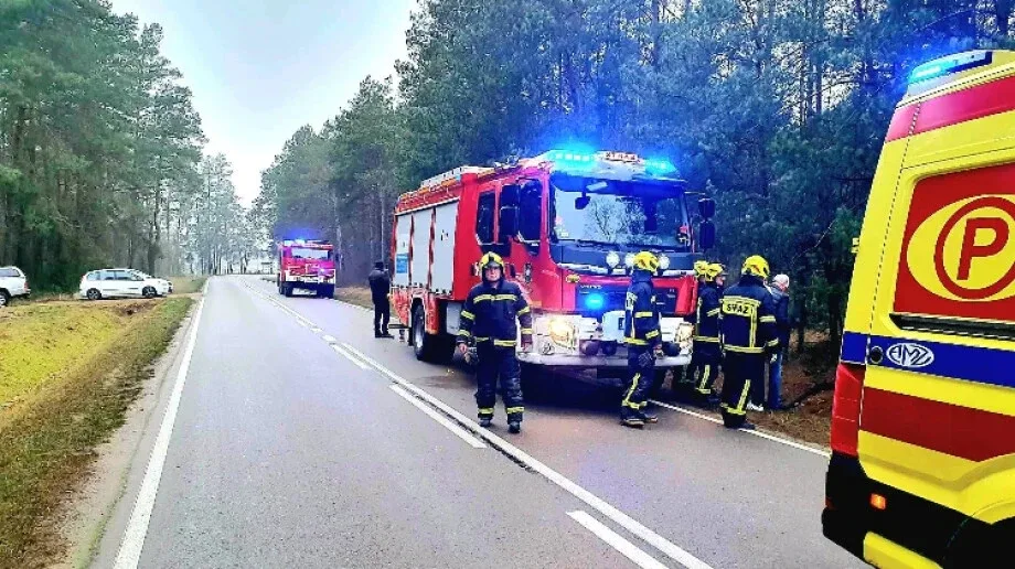 Wypadek w Bogutach-Piankach. Jedna osoba poszkodowana (zdjęcia)