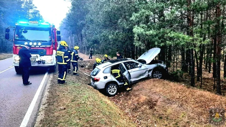 Wypadek w Bogutach-Piankach. Jedna osoba poszkodowana (zdjęcia)