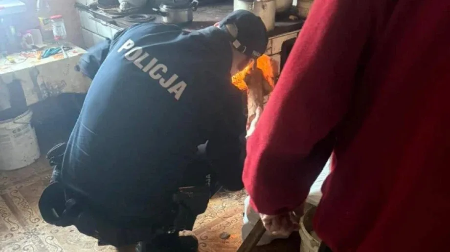 Policjanci uratowali 60-latka przed wychłodzeniem