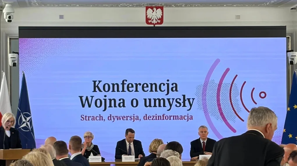 Burmistrz Ostrowi Mazowieckiej na konferencji o dezinformacji i bezpieczeństwie (zdjęcia)
