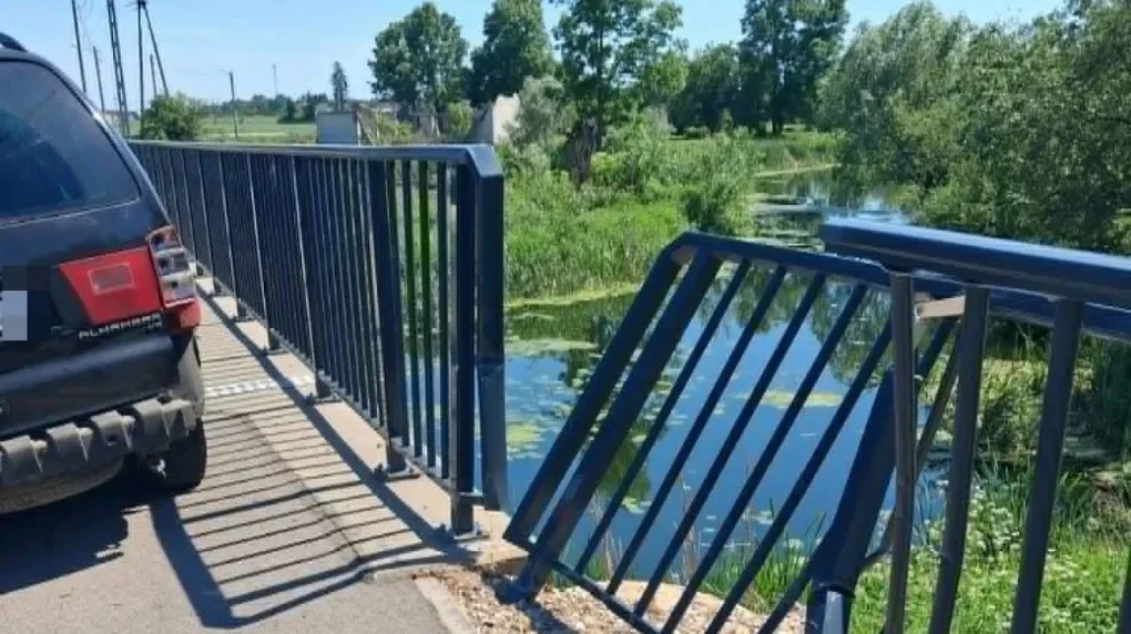 Trzy auta zderzyły się w Nienałtach-Brewkach. Jedna osoba trafiła do szpitala (zdjęcia)