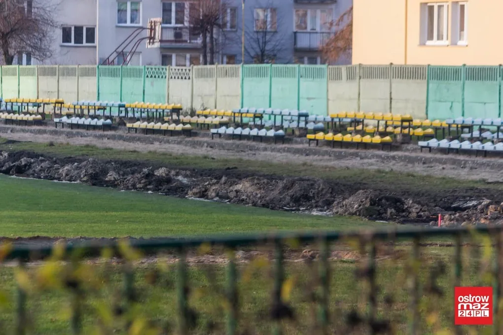 Trwa remont miejskiego stadionu (zdjęcia)