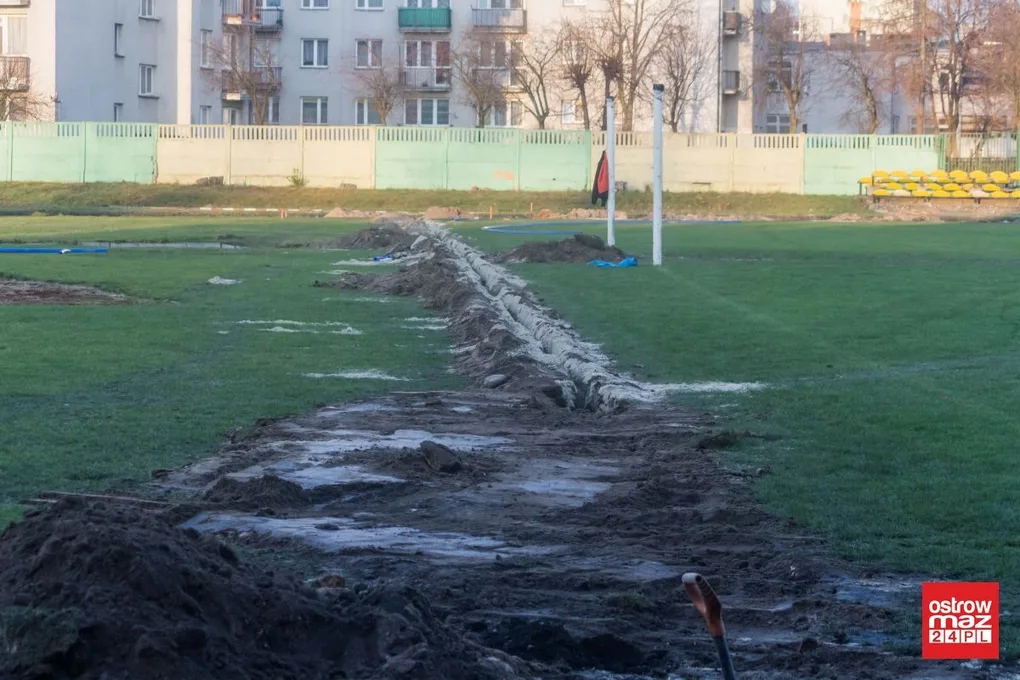 Trwa remont miejskiego stadionu (zdjęcia)