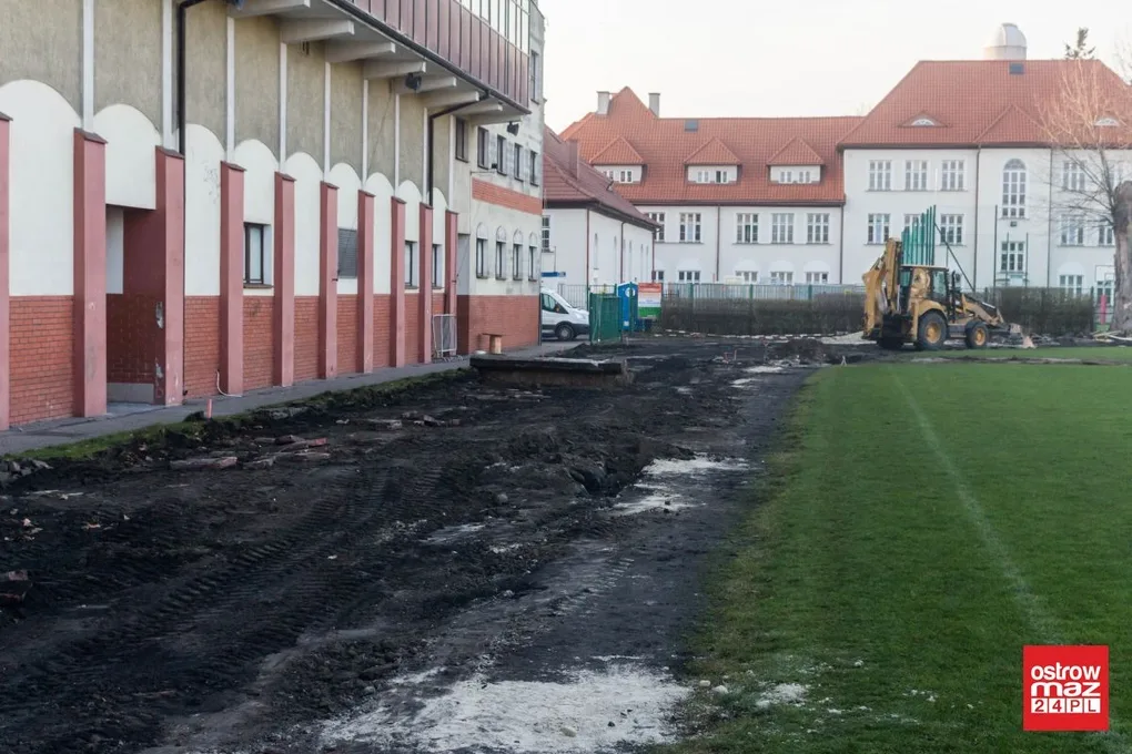 Trwa remont miejskiego stadionu (zdjęcia)