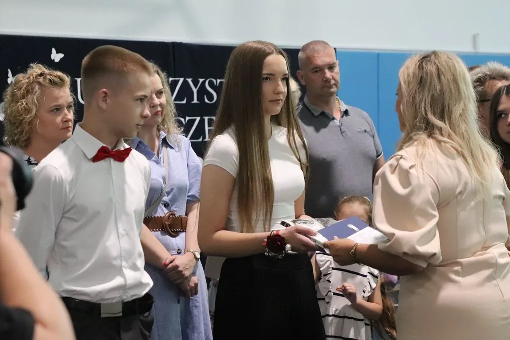 Ostatni raz w szkolnych ławkach. Ósmoklasiści z "Jedynki" pożegnali szkołę (zdjęcia)