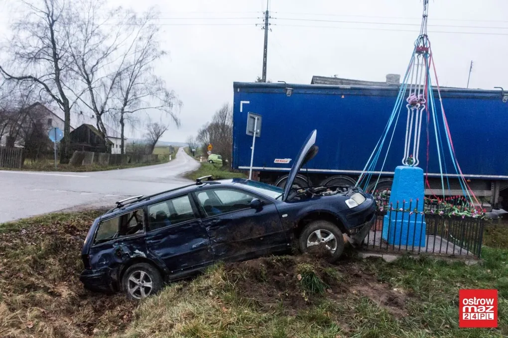 Osobówka w rowie po zderzeniu z ciężarówką (zdjęcia)