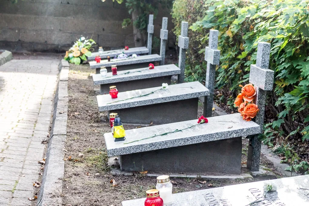 Wierni ruszyli z procesją na groby swoich najbliższych