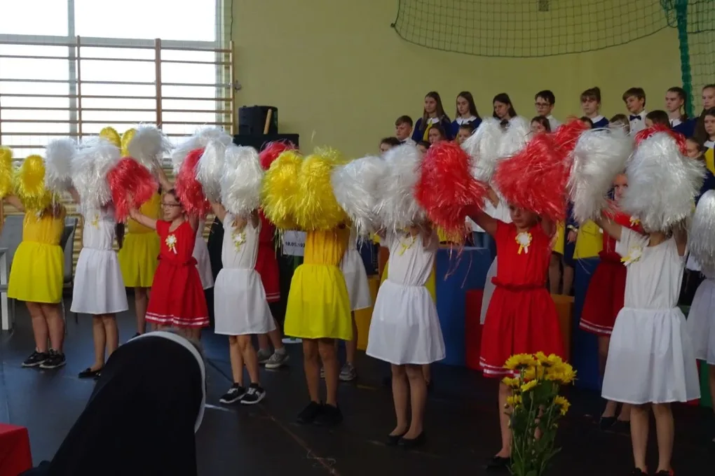 Poświęcenie sztandaru w ostrowskiej "dwójce" (zdjęcia)
