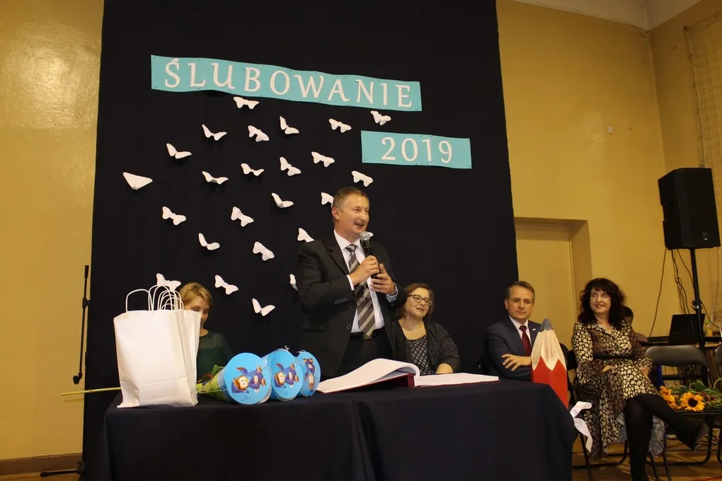 Ślubowanie pierwszoklasistów w "jedynce" (zdjęcia)