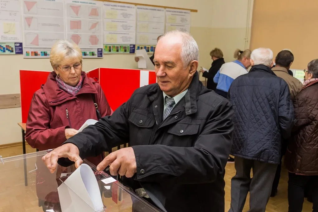 Mieszkańcy Ostrowi Mazowieckiej głosują, pozostało jeszcze nieco ponad 8 godzin (zdjęcia)