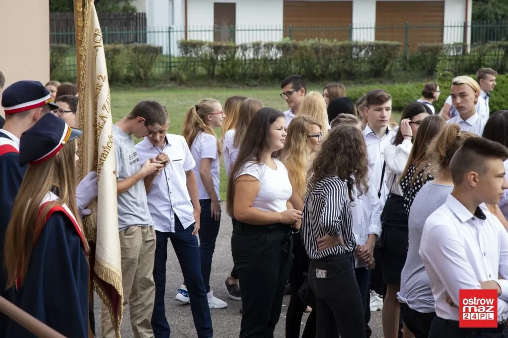 Rozpoczęcie roku szkolnego w "Ekonomiku" z nowym dyrektorem (zdjęcia)
