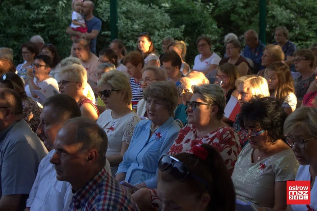 Ostrowianie śpiewali piosenki żołnierskie (zdjęcia, wideo)