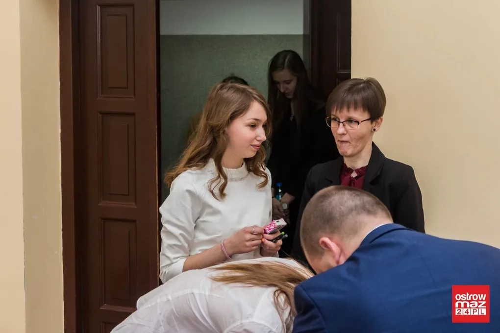Ekonomik: abiturienci mierzą się z językiem polskim (zdjęcia)